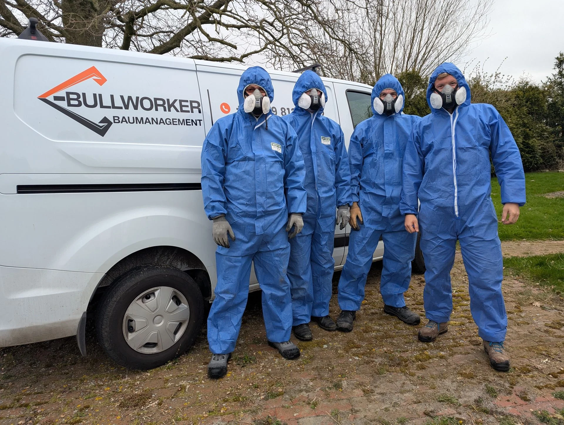 Asbestsanierung mit Schutzausrüstung